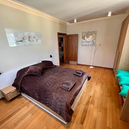 Location ! Location ! Location ! Garden View Oak Apartment Sofia