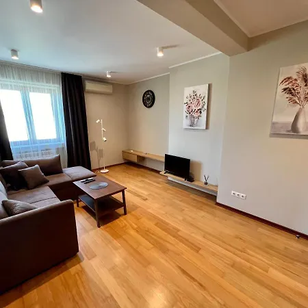 Location ! Location ! Location ! Garden View Oak Apartment